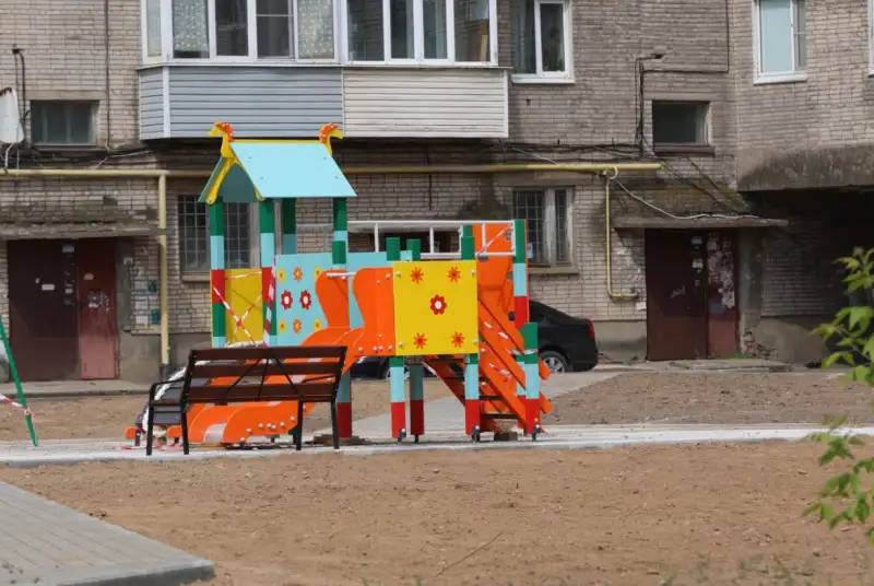Работы по обустройству дворов Волхова